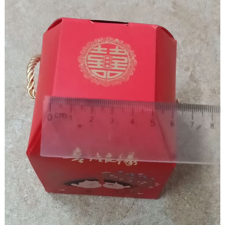 vỏ hộp quà cưới màu đỏ hình dâu rể có dây xách KT 8,5 x 8,5 x 10,5cm