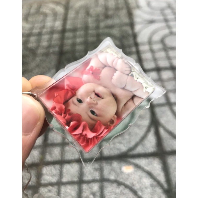 MÓC KHÓA IN HÌNH THEO YÊU CẦU - chất liệu mica 2 DÀY 6MM , viền hoa văn trong suốt 3MM