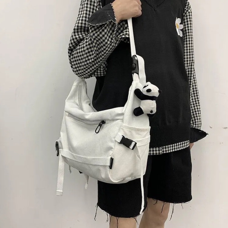 Túi đeo chéo, cặp sách đeo vai đi học nam nữ thời trang màu đen trắng chất liệu canvas loại đẹp lên phom tặng móc thú