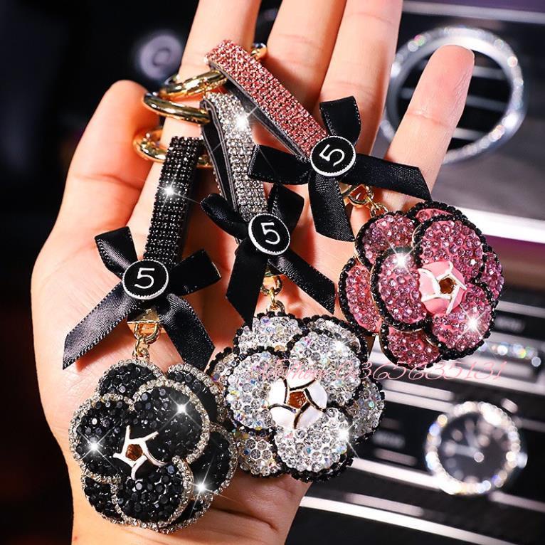 (2 in1) Móc Khóa ,gương mini Xe Hơi Đính Đá Hình Hoa Trà Cao Cấp