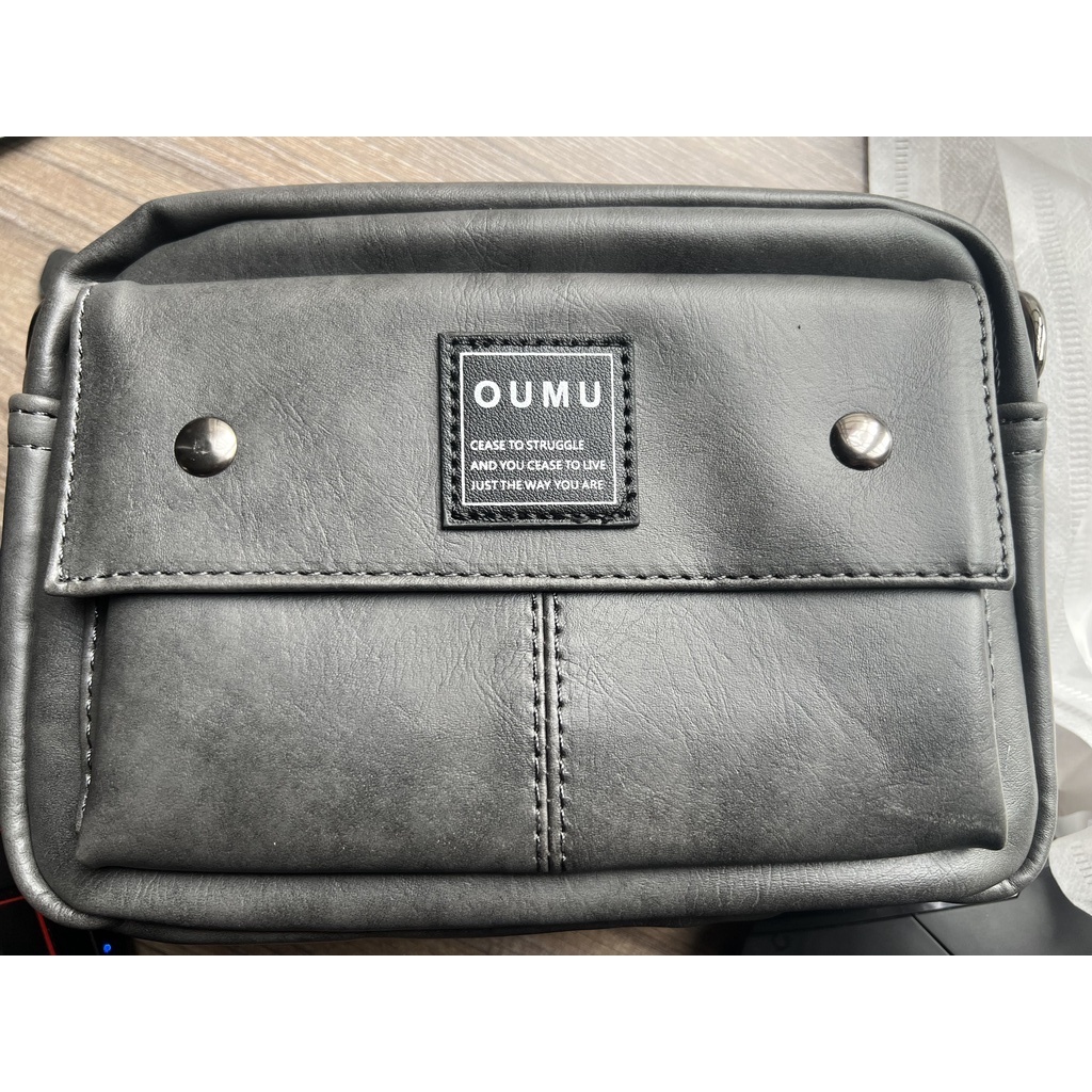 Túi Đeo Chéo Nam OUMU Da PU Cao Cấp Màu Xám Xi Măng