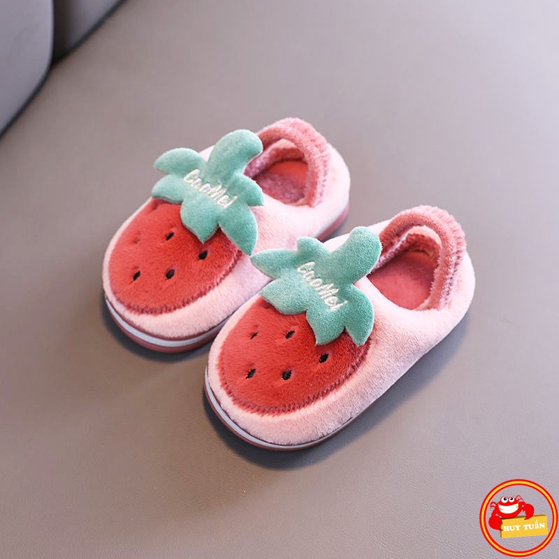 Giày lười bông hình quả dâu xinh xắn trong bộ sưu tập giày trái cây cho bé