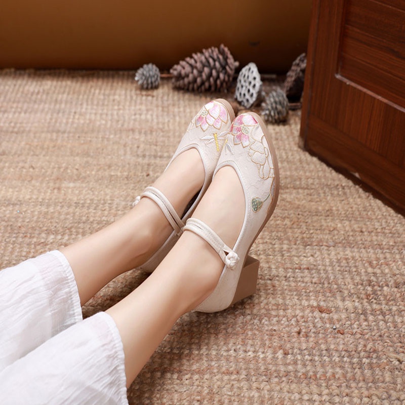 Giày thêu hoa sen dây cài đế vuông GC016