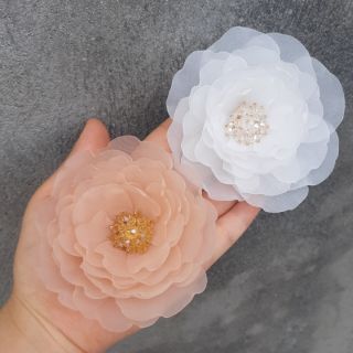 Hoa cài áo handmade cao cấp- Hoa cài váy đầm 10cm- Cánh hoa lượn sóng bay bổng