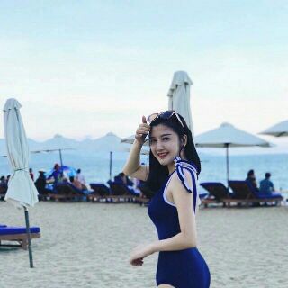 Bikini 1 mảnh Hàn Quốc cực hót ( kèm ảnh khách )