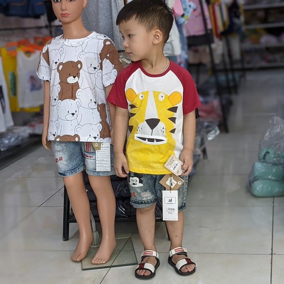 Áo phông cộc trẻ em hình hổ LITTLE MAVEN màu trắng phối tay đỏ chất thun cotton 100% siêu co giãn cho bé trai (307017)