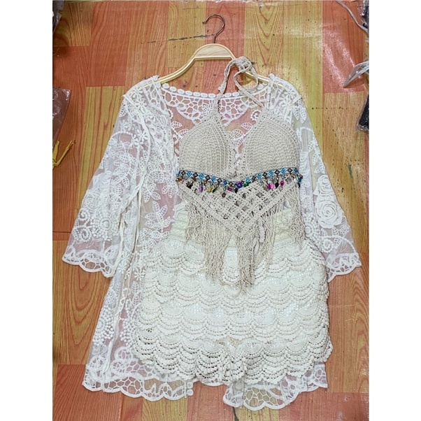 Set biển mới - set 3 món - áo bra tam giác tua rua ngọc + quần ren tầng kiểu giả váy + choàng ren hoa hồng (có tách rời)