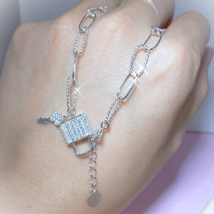 Vòng tay bạc nữ Evasilver hình khóa đính đá, Lắc tay chất liệu bạc ta sang trọng