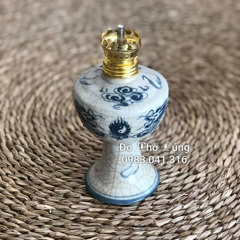 Đèn thờ Men Rạn Đen có bóng