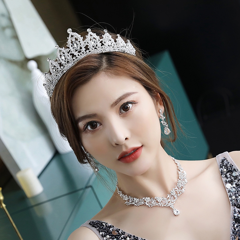 Vương miện đính cườm phong cách công chúa cho cô dâu