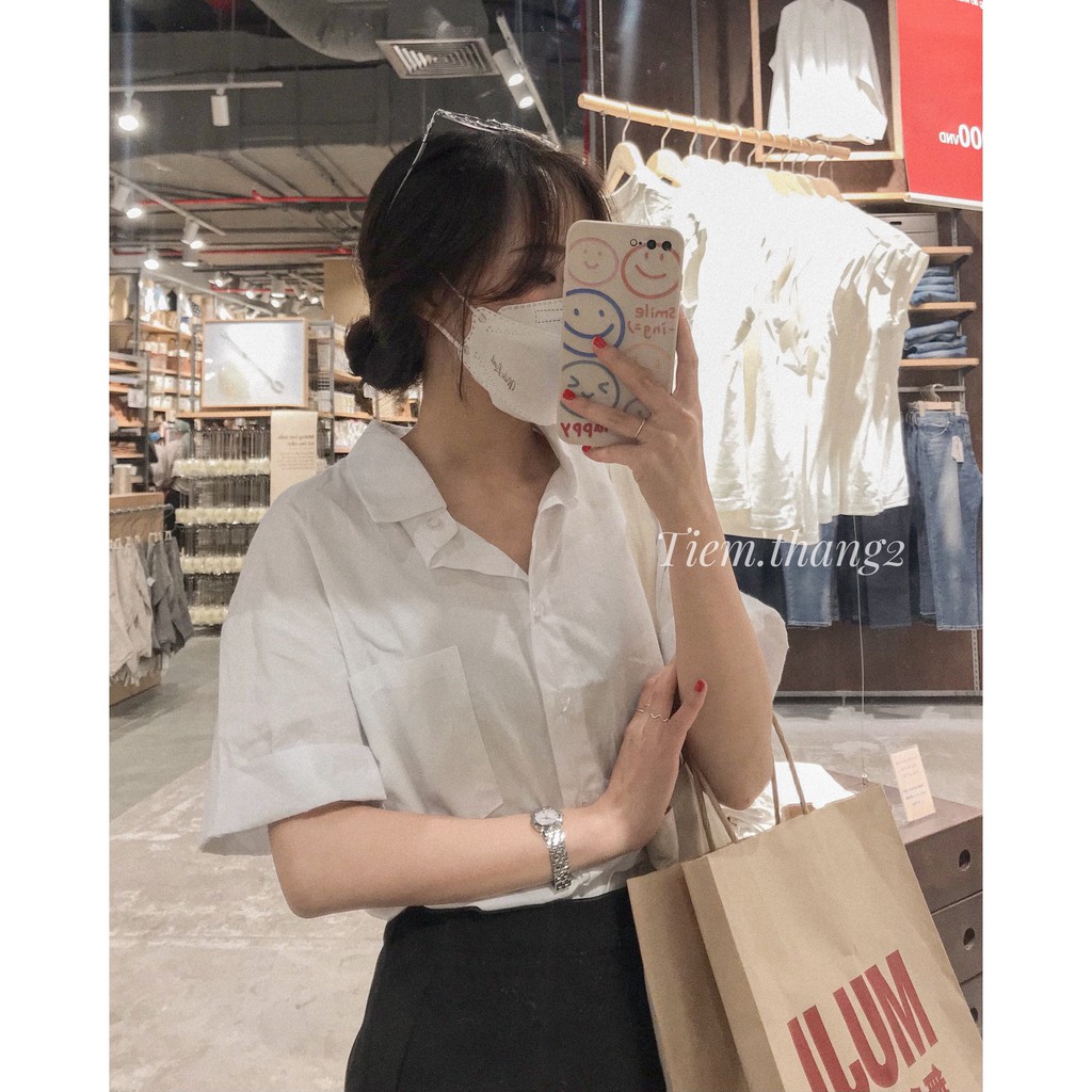 Áo sơ mi trắng túi ngực ngắn tay.