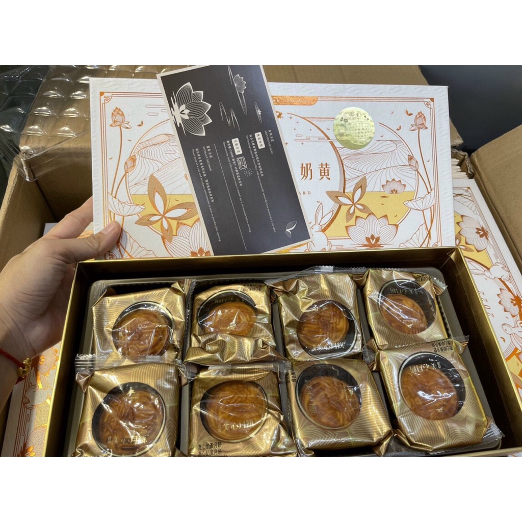Hộp 8 bánh Bánh trưng thu trứng chảy La va Hồng Kông date mới