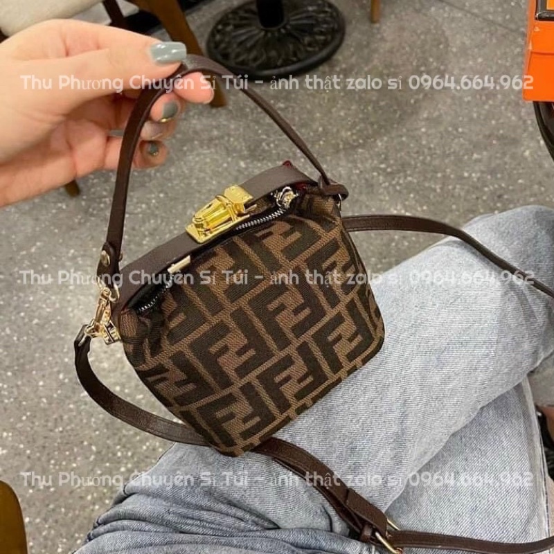 TÚI XÁCH ĐEO CHÉO CÓ QUAI XÁCH KHÓA SẬP LOGO FF HOTTREND 2022