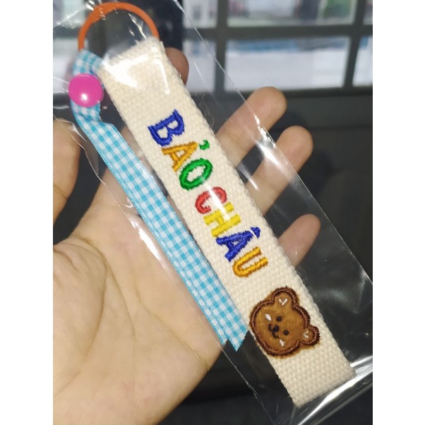 Móc khóa thêu theo yêu cầu, nametag làm quà tặng.