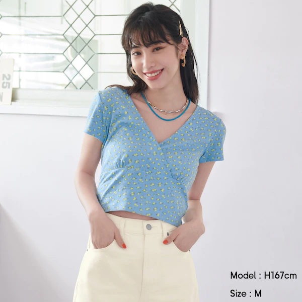 Áo thun dáng croptop in hoa, vạt chéo GU Nhật - Mã 330482