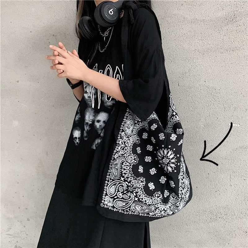 Túi đeo vai/ đeo chéo mẫu 19D041 chất liệu vải màu đen in hoa phong cách Hàn Quốc cho cặp đôi