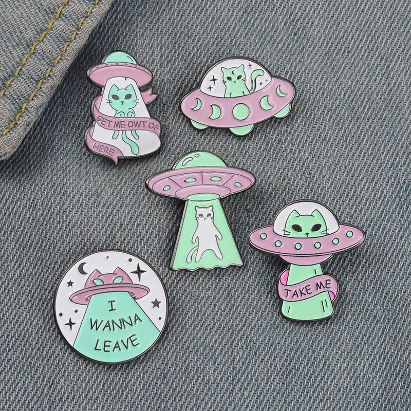 QIHEJEWELRYFunny Spaceship Cat Lapel Pin Gifts for Friends Clothing Accessories