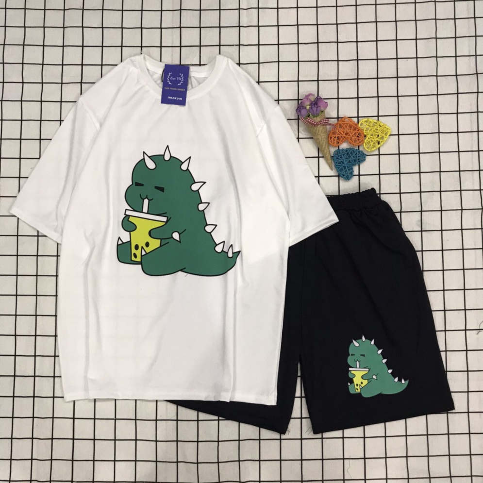 (Hàng Đẹp) Sét Bộ Đồ Hoạt Hình Nam Nữ Cartoon Unisex In 3D Khủng Long Uống Trà Sữa Mặc Ở Nhà Xinh Cute Mix Quần Đùi Kaki
