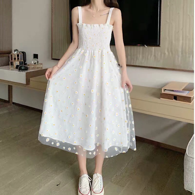 [Sẵn] Váy hai dây trắng phối ren hoa cúc đi biển. Đầm trắng công chúa chun ngực bánh bèo