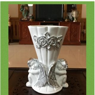 Bình hoa composite thiên thần ngồi vàng và Trắng