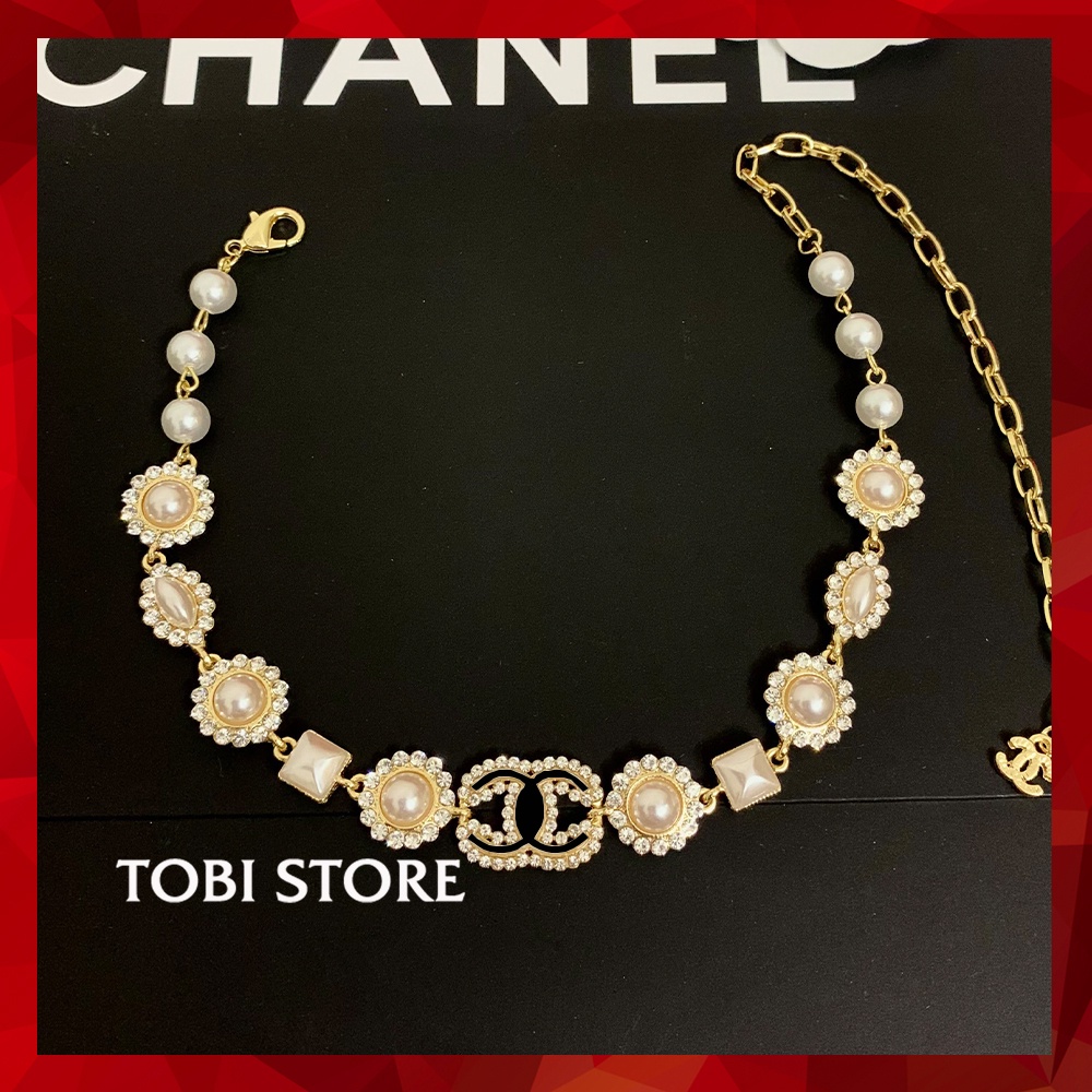 Vòng cổ chocker thương hiệu CC titan mạ vàng ngọc trai nhân tạo kết hoa ôm sát cổ VCH29