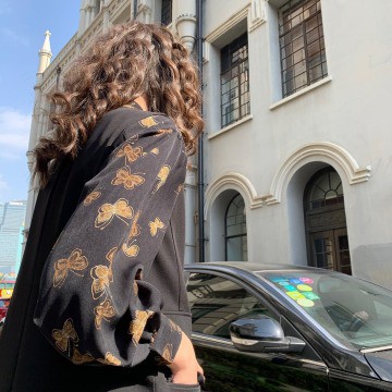 COSMOS Áo Sơ Mi Nữ Tay Dài Cổ Chữ V In Hình Bướm Thời Trang 20fw