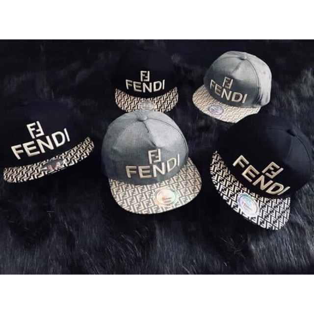 Nón snapback