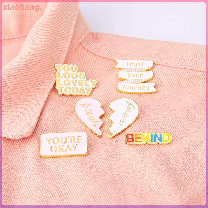 Huy hiệu cài áo bằng kim loại tráng men khắc chữ thời trang