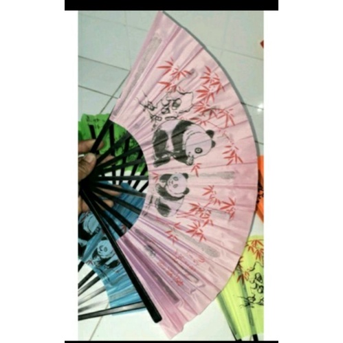 Một chiếc quạt nan Nhựa Vải có 10 nan và dài 24 cm có in hình (chỉ phân loại màu còn hình ngẫu nhiên)