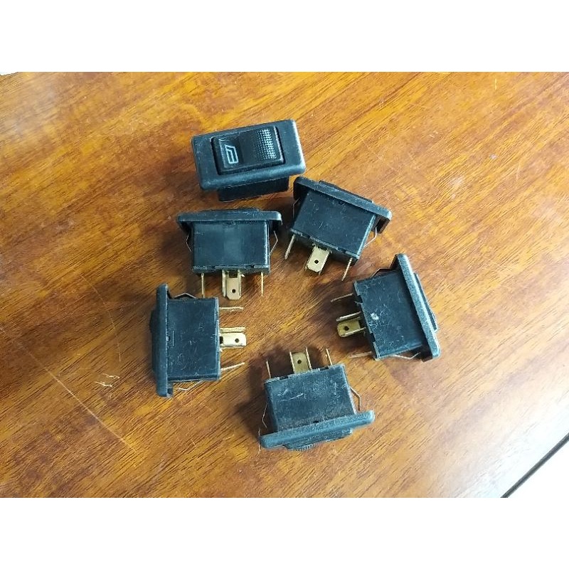 Công tắc nâng hạ kính xe hơi