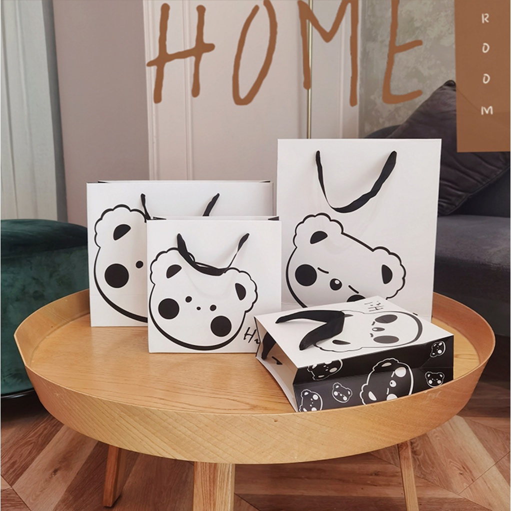 Túi giấy bìa cứng trắng logo GẤU HI! dễ thương, quai vải đen mềm