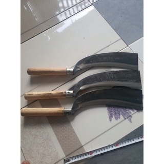 rựa chặt nhánh cây