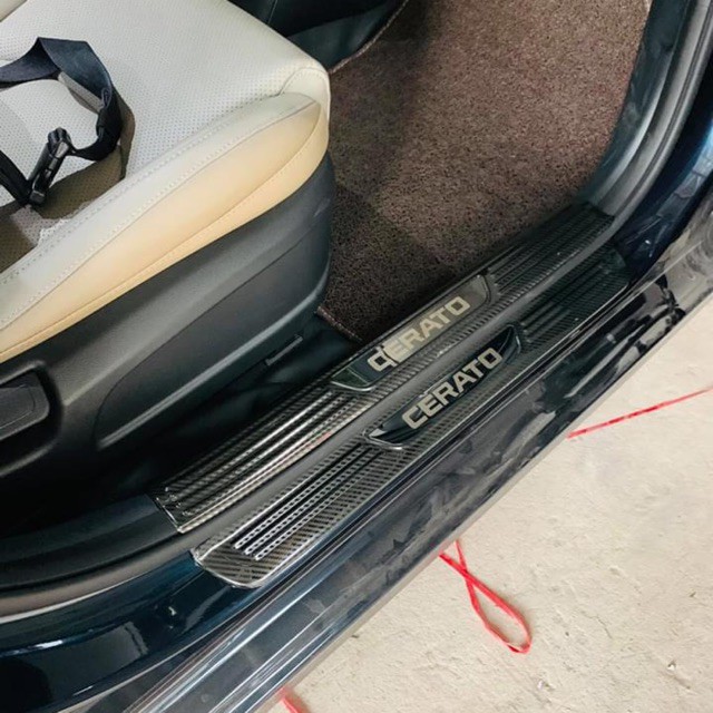 Ốp bậc cửa, nẹp bước chân trong, ngoài CARBON xe Kia Cerato 2019- 2021 vân cacbon cao cấp