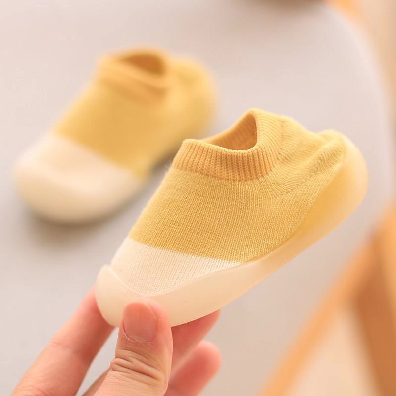 Giày vớ kiểu đế mềm phối màu đáng yêu thoải mái dành cho bé tập đi