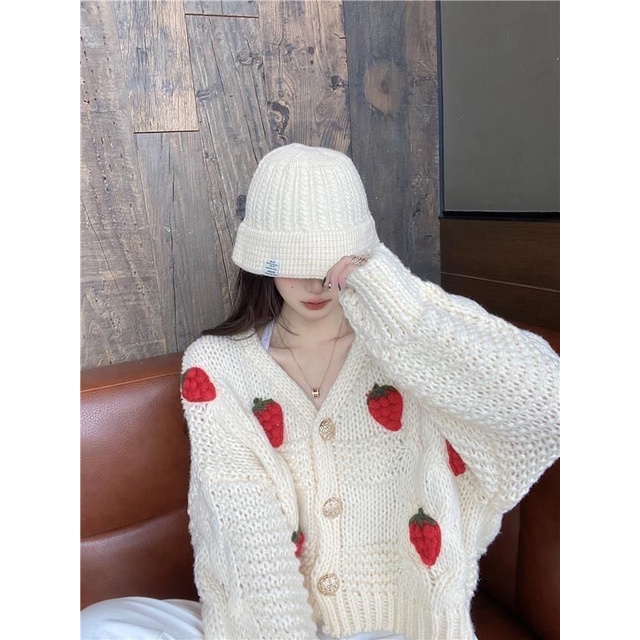 Áo cardigan crotop len dài tay form rộng đính hoa dâu tây