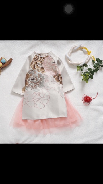 Áo dài gấm cách tân cho bé có kèm mấn