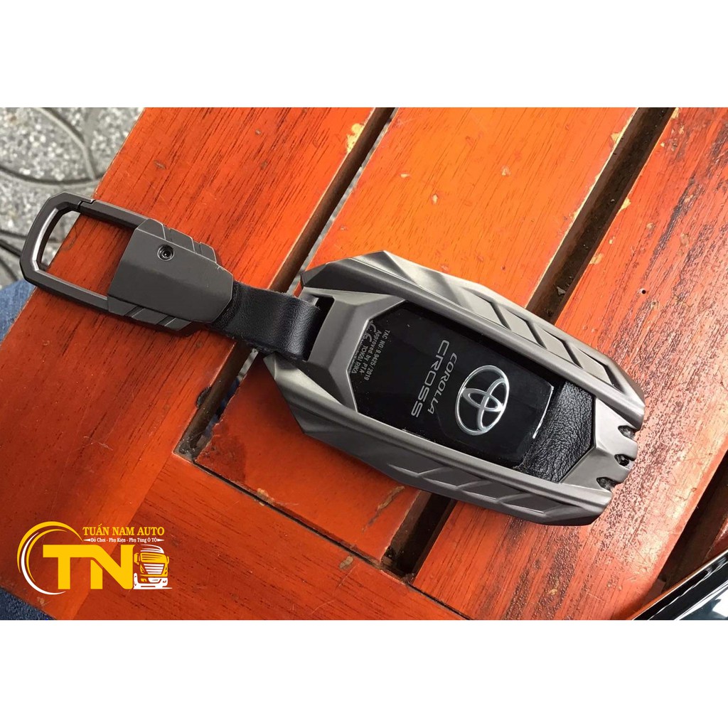 ỐP CHÌA KHÓA TOYOTA CROSS, CAMRY,  FORTUNER, HỢP KIM ALUMINIUM CAO CẤP