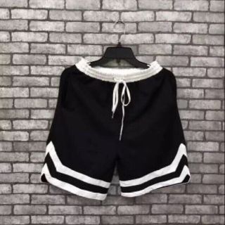 Quần shorts viền 2V