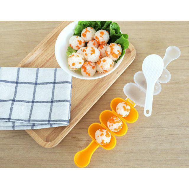 Khuôn lắc cơm viên tròn Bento kèm thìa