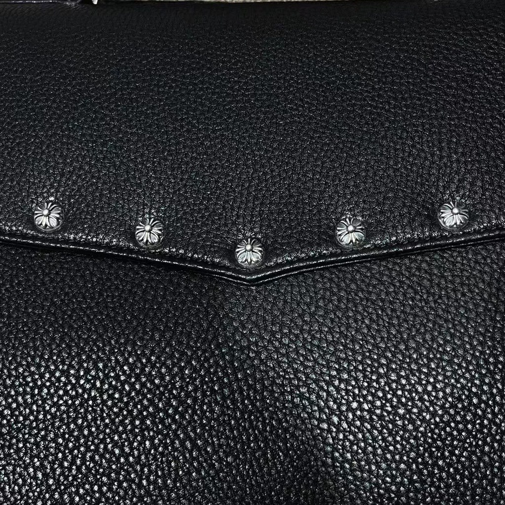 Túi sách Chrome Hearts, được làm bằng da thật 100% các khuy cài được làm bằng bạc 925.