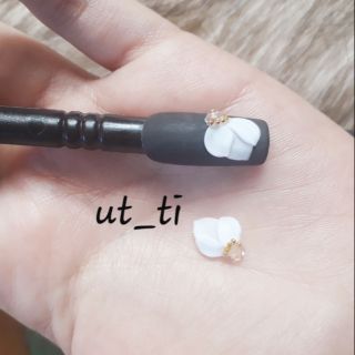 hoa ôm góc 3 cánh đơn giản