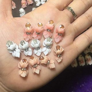 Hoa bột ôm đá gắn móng xinh lung linh