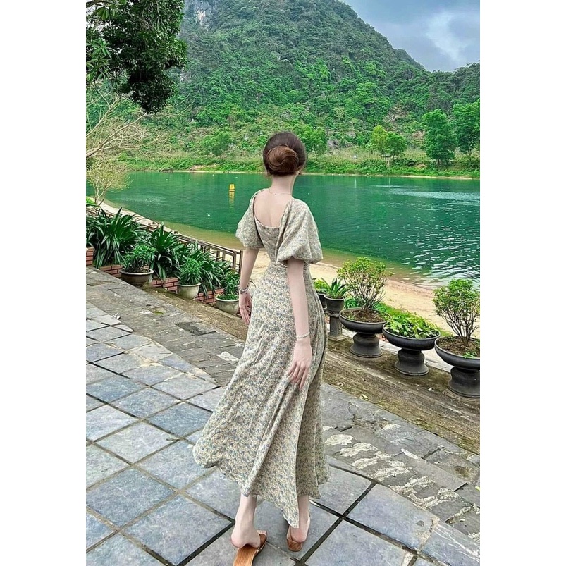 Đầm maxi, hoa tay phồng cổ vuông nút bọc xẻ tà có  xinh xắn màu xanh giúp nàng nổi bật