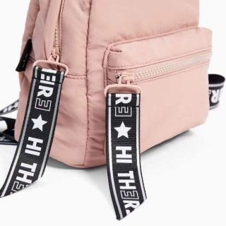 😘
-Balo ZARA MINI BACKPACK WITH LETTERING