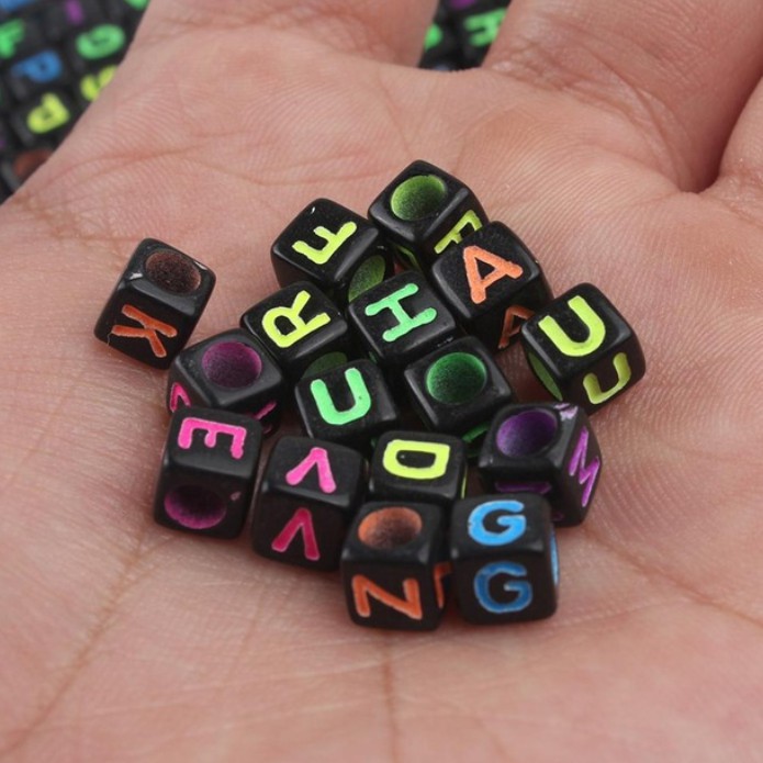 Set 100 hạt vuông 6mm 26 chữ cái nhiều màu sắc dùng để làm đồ trang sức thủ công