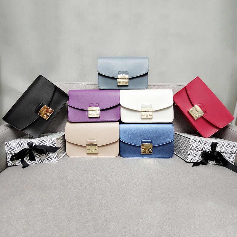 Túi đeo chéo nữ FURLA METROPOLIS  chi tiết chuẩn, từ đường keo mũi chỉ đến logo khắc đều sắc nét. Size 25cm