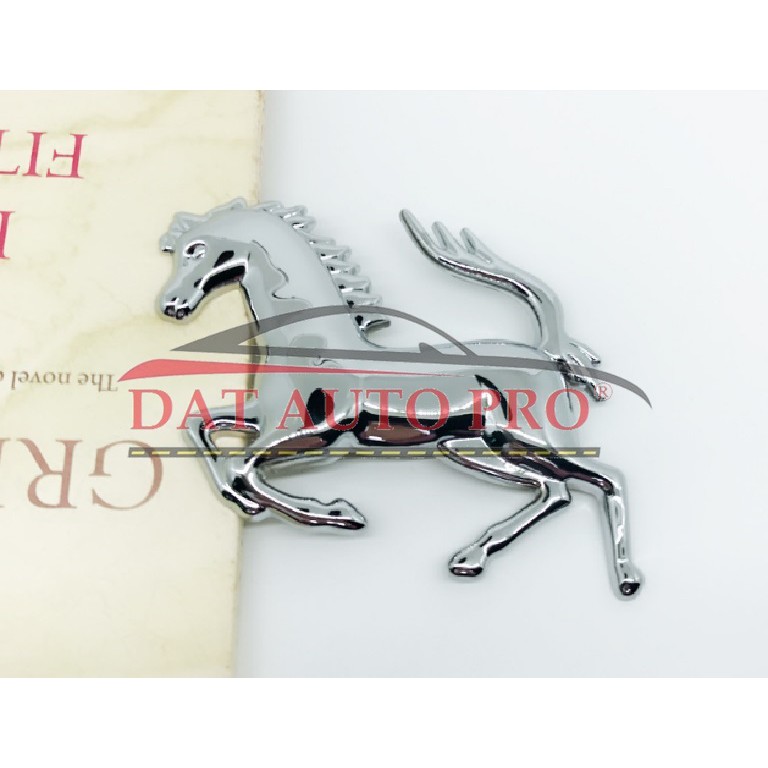 Tem logo nổi 3D ngựa kiểu Ferrari trang trí xe màu trắng