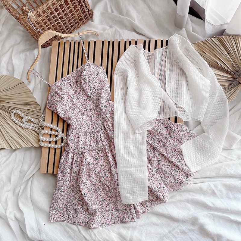 Set váy hoa hai dây phối nút bọc kèm áo khoác crop trắng tay dài | BigBuy360 - bigbuy360.vn