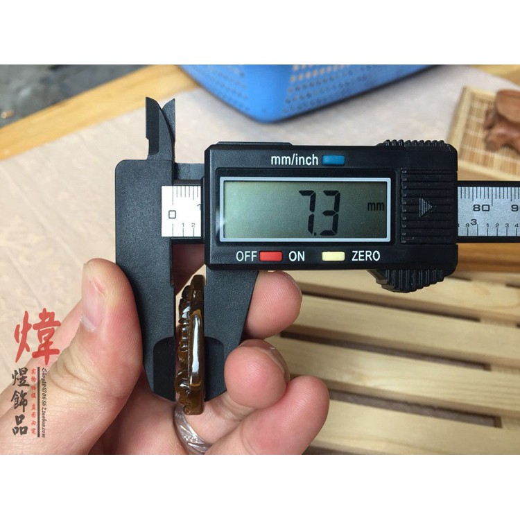 Mặt dây chuyền phật Đại Nhật Như Lai size nhỏ mầu hổ phách - Bản mệnh người tuổi Thân, tuổi Mùi