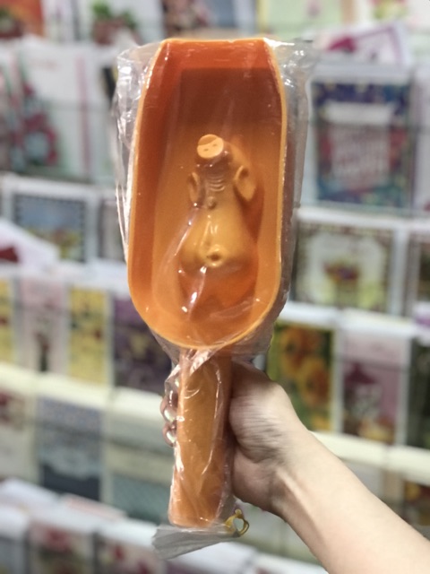 1 khuôn nhựa gõ Vĩnh Trường hình con heo làm bánh trung thu 50 - 100gram